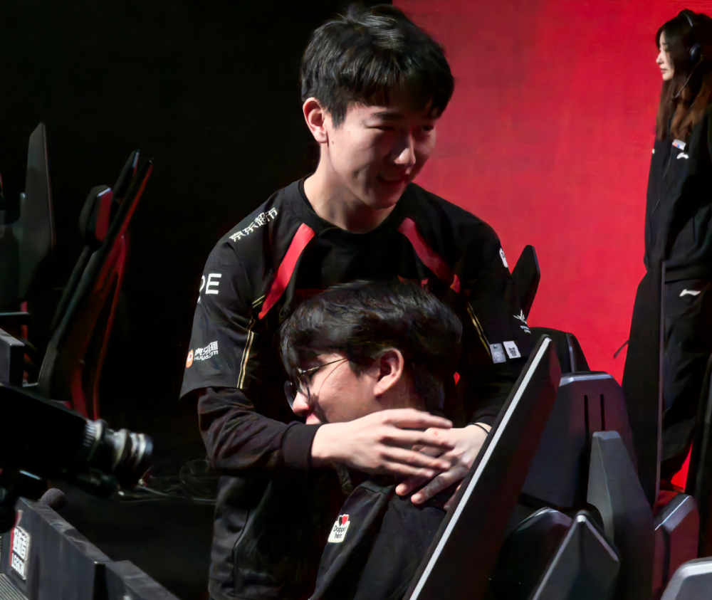 JDG轻取SHR,Meiko操刀奇招英雄翻盘宿敌对决入围赛,点燃全场激情 JDG轻取SHR,Meiko操刀奇招英雄翻盘宿敌对决入围赛,点燃全场激情