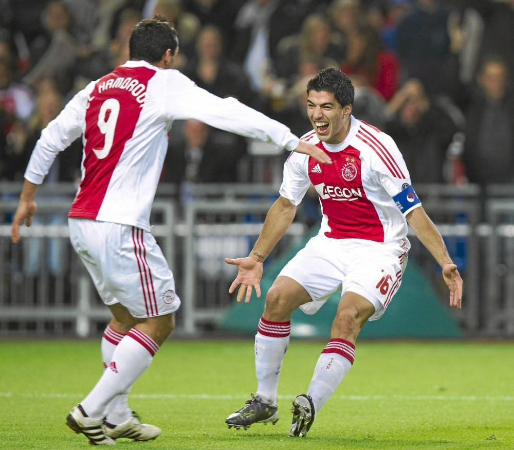 乌拉圭逆转希腊，苏亚雷斯扛起全队