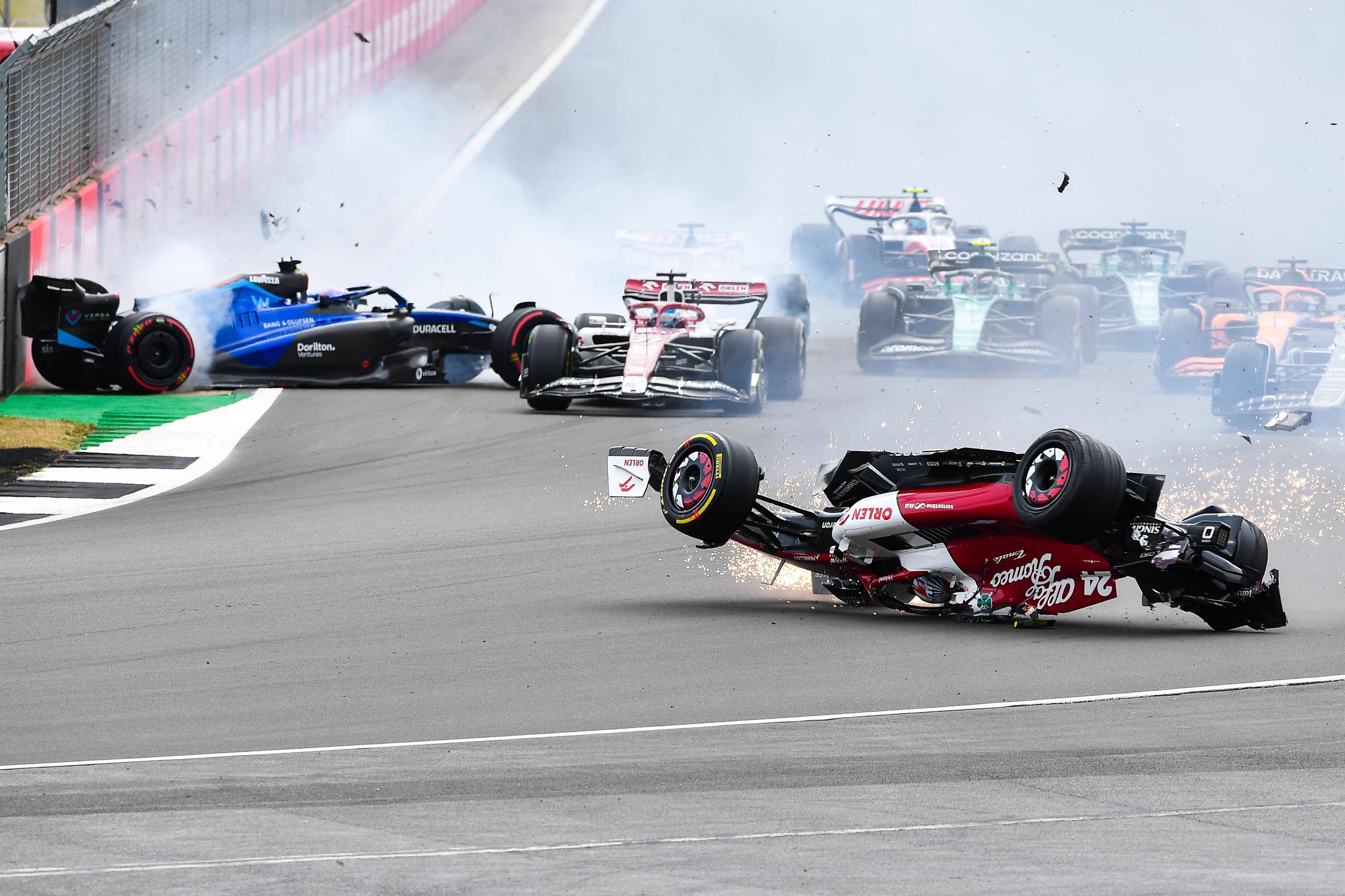 威廉姆斯碾压哈斯车队，周冠宇扛起全队